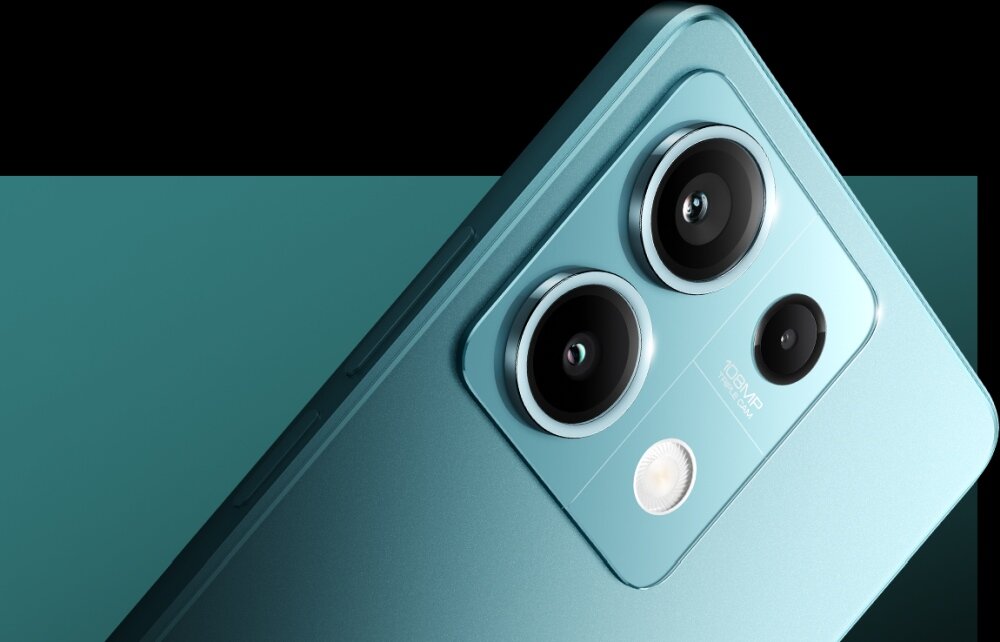 Zbliżenie na tylną część niebieskiego smartfona z trzema obiektywami aparatu i napisem \'50MP AI Camera\'.
