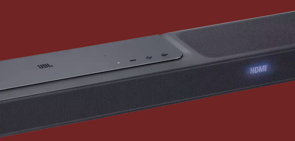 Czarny soundbar z widocznym logo \'JBL\' oraz podświetlonym napisem \'HDMI\'.