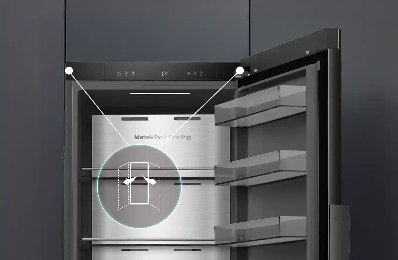Otwarta lodówka z widocznymi półkami na drzwiach i napisem \'Metal-Tech Cooling\' na tylnej ścianie wnętrza. Na górnym panelu znajdują się ikony i wyświetlacz cyfrowy.