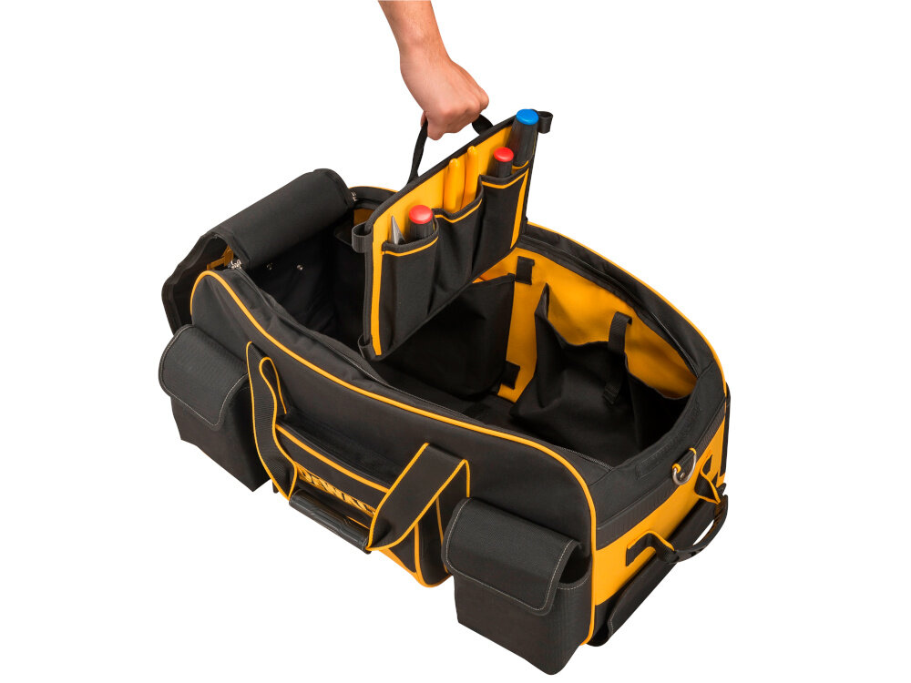 Torba narzędziowa DEWALT DWST1-79210 otwarta torba na białym tle widoczna od przodu pod skosem osoba wyciąga organizer wewnętrzna wyjmowana przegroda funkcja organizera na mniejsze narzędzia porządek kabura na wiertarko-wkrętarkę dodatkowa kabura na wiertła bezpieczne przechowywanie elektronarzędzi