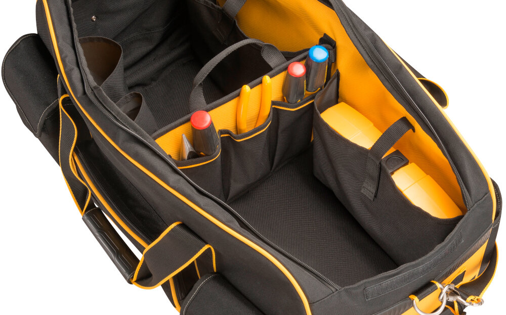Torba narzędziowa DEWALT DWST1-79210 otwarta torba na białym tle widoczna od przodu pod skosem widoczny organizer liczne kieszenie wewnętrzne i zewnętrzne praktyczną kieszeń wodoodporną na rzeczy osobiste kieszeń na zestawy wierteł