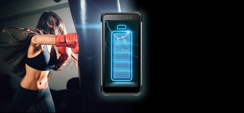 Obraz przedstawia osobę w rękawicach bokserskich uderzającą w worek treningowy oraz smartfon z wyświetlonym symbolem baterii. Tło jest ciemne, a smartfon ma wyraźnie podświetlony ekran.
