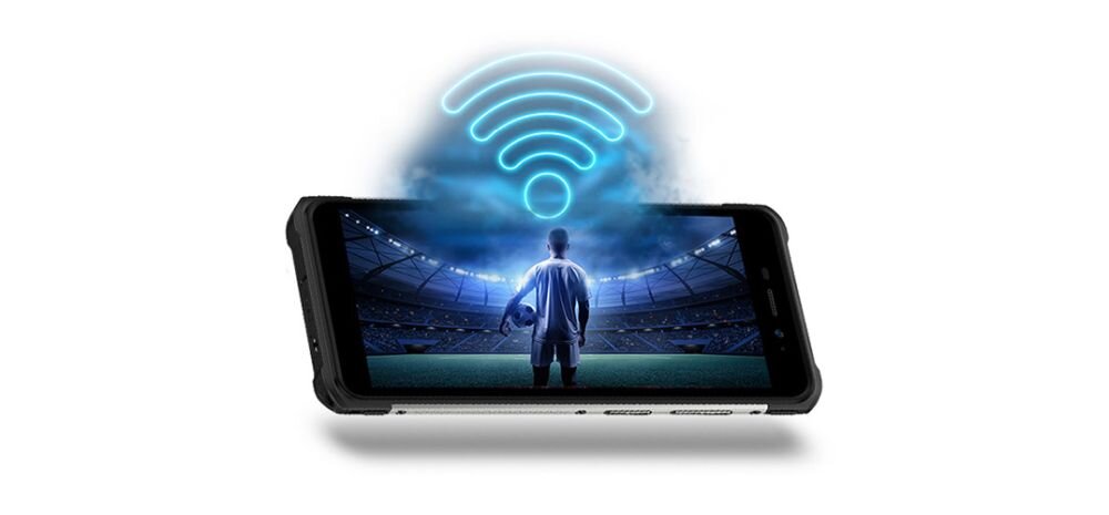 Smartfon leży poziomo, na ekranie widać postać piłkarza na stadionie. Nad telefonem unosi się symbol sygnału Wi-Fi.
