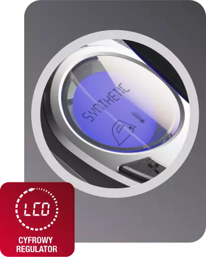 Wyświetlacz LCD żelazka pokazuje napis \'SYNTHETIC\' oraz ikonę żelazka. W rogu widoczny jest czerwony element z napisem \'LCD CYFROWY REGULATOR\'.