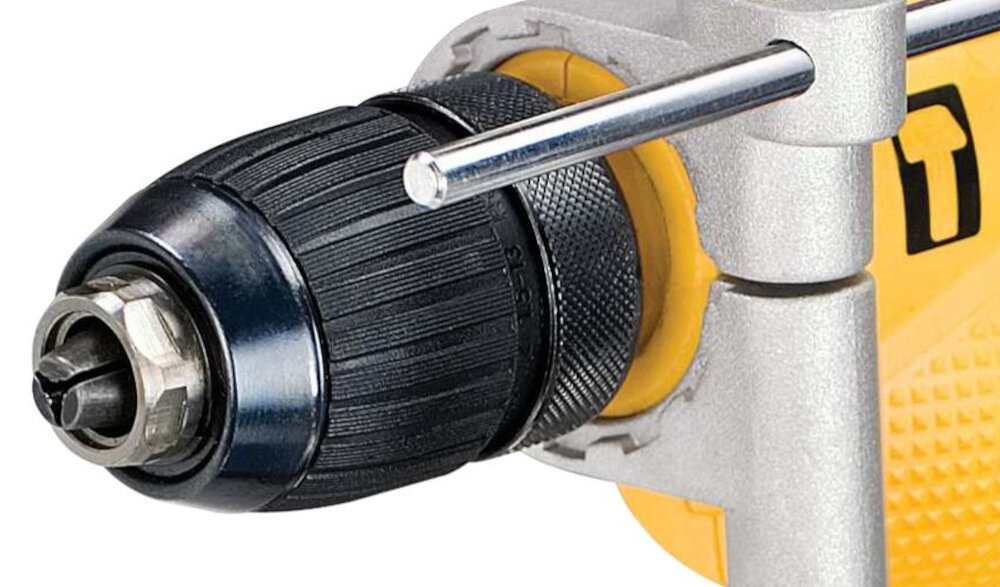 Wiertarka udarowa DEWALT DWD024S do mocowania osprzętu za pomocą szybkozaciskowego uchwytu wiertarskiego w zakresie 0-13 mm