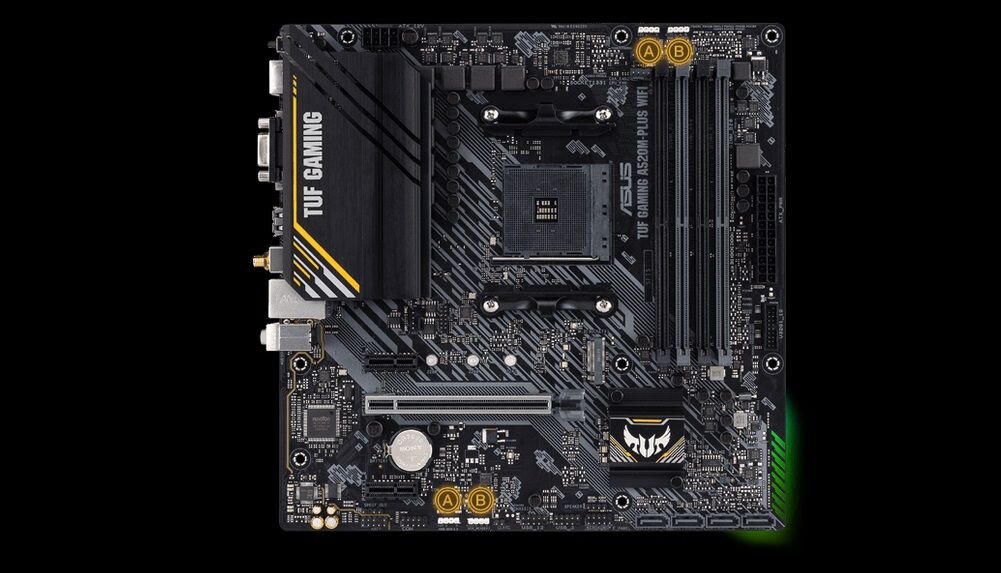 Czarna płyta główna z oznaczeniami \'TUF GAMING\' i \'ASUS TUF GAMING A520M-PLUS WIFI\', posiada różne złącza i elementy elektroniczne. Widoczne są także elementy ozdobne w kolorze żółtym i zielonym.