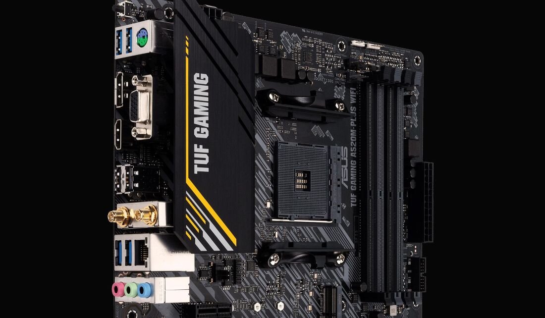 Na obrazie widoczna jest płyta główna z napisem \'TUF GAMING\' oraz \'ASUS TUF Gaming A520M Plus WiFi\'. Płyta posiada różne złącza i porty, w tym USB, HDMI i audio.