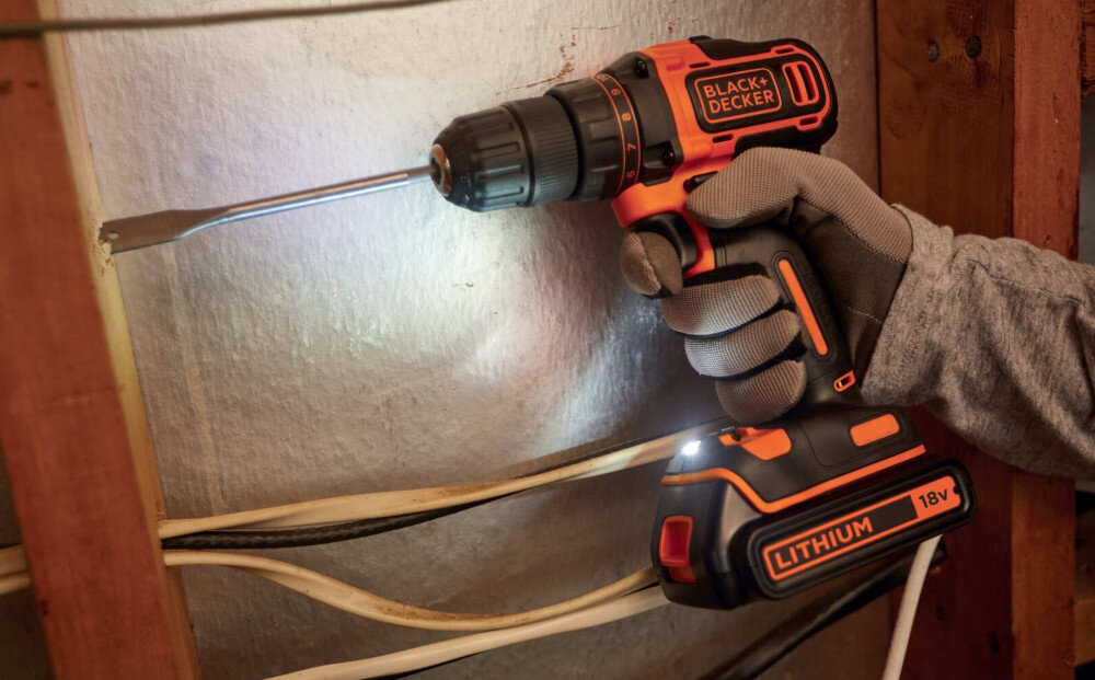 Wiertarko-wkrętarka udarowa BLACK&DECKER BDCDD186K wbudowana dioda LED włącznik zwiększenie precyzji wiercenia i wkręcania