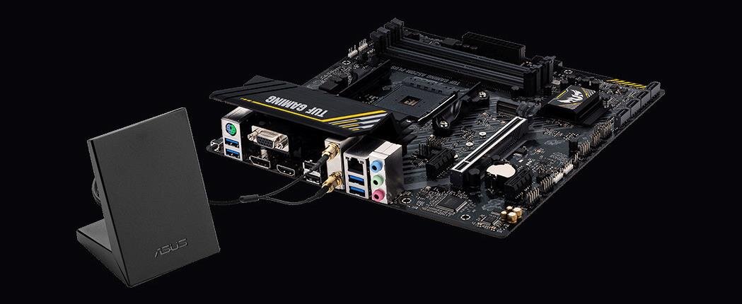 Na obrazie widoczna jest płyta główna z napisem \'TUF GAMING\' oraz antena z logo \'ASUS\'.