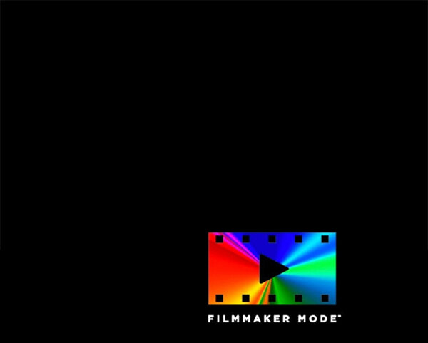 Na czarnym tle znajduje się kolorowy symbol z napisem \'FILMMAKER MODE\'.