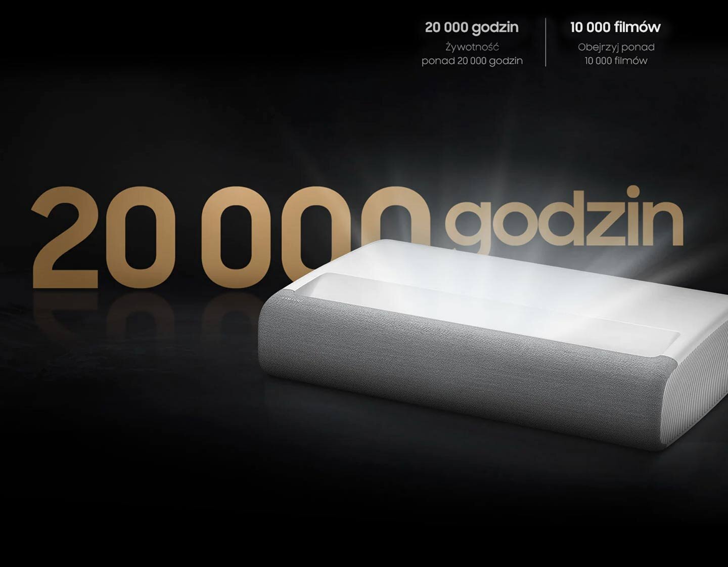 Na ciemnym tle widoczny jest projektor o jasnej obudowie. W tle duży napis: \'20 000 godzin\', a mniejszymi literami: \'Żywotność ponad 20 000 godzin\' oraz \'Obejrzyj ponad 10 000 filmów\'.