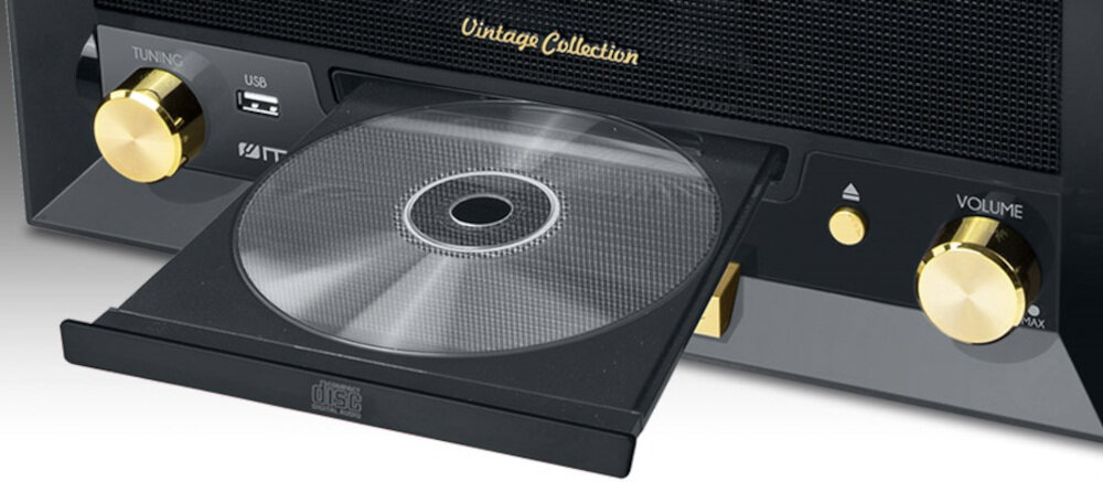Obraz przedstawia część urządzenia z wysuniętą tacką na płyty CD. Widoczne są złote pokrętła z napisami \'TUNING\' i \'VOLUME\', port USB oraz napis \'Vintage Collection\'.