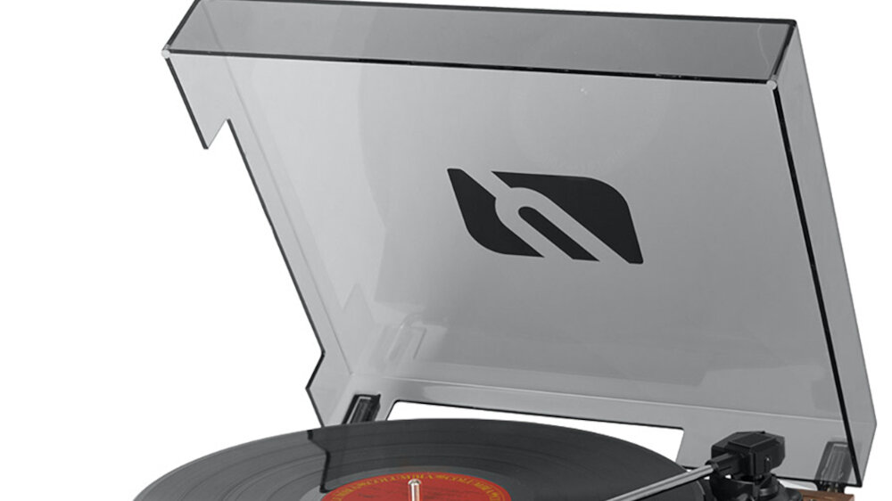 Gramofon z przezroczystą pokrywą, na której widoczne jest logo. Na talerzu znajduje się czarna płyta winylowa.