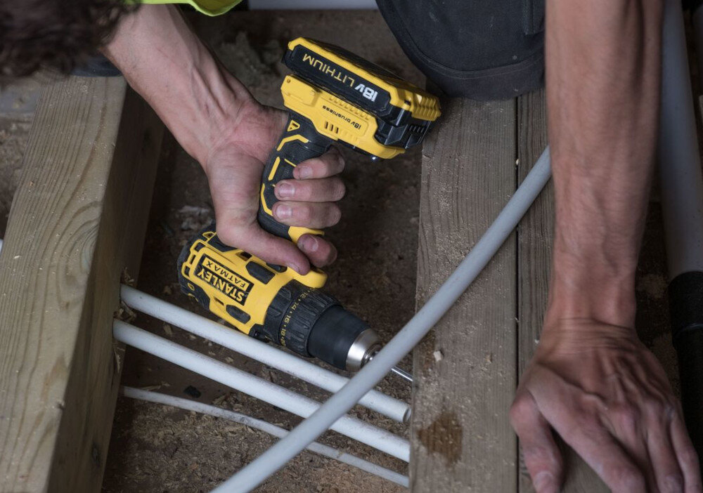 Wiertarko-wkrętarka STANLEY FatMax FMC607D2 akumulator Li-Ion napięcie 18 V pojemność 2,0 Ah maksymalna prędkość obrotowa do 1800 obr/min maksymalny moment obrotowy do 55 Nm