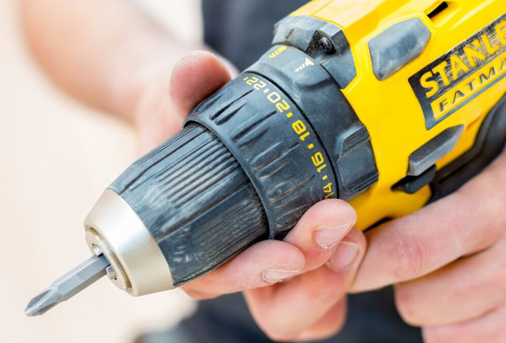 Wiertarko-wkrętarka STANLEY FatMax FMC607D2 jednotulejowy szybkozaciskowy uchwyt wiertarski 13 mm z automatyczną blokadą wrzeciona uchwyt magnetyczny na końcówki