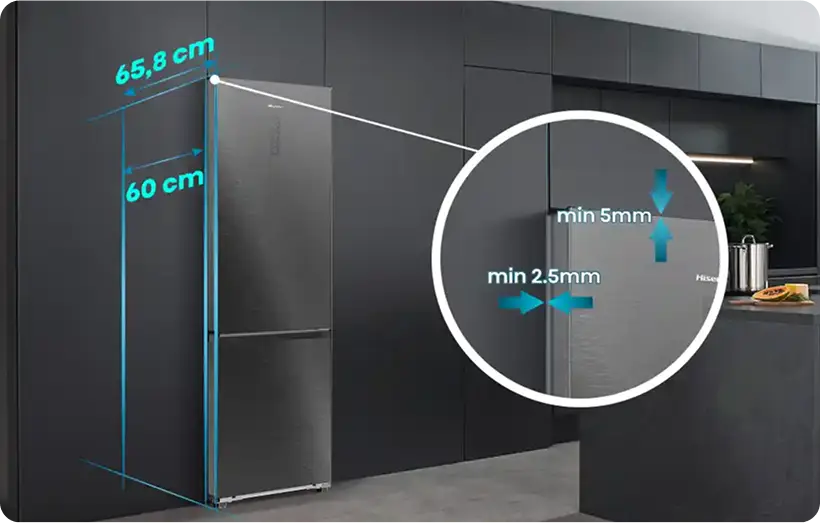 Lodówka w kolorze czarnym z widocznymi wymiarami: 65,8 cm i 60 cm. Powiększenie pokazuje minimalne odstępy: min 5mm i min 2,5mm, widoczne logo: Hisense.