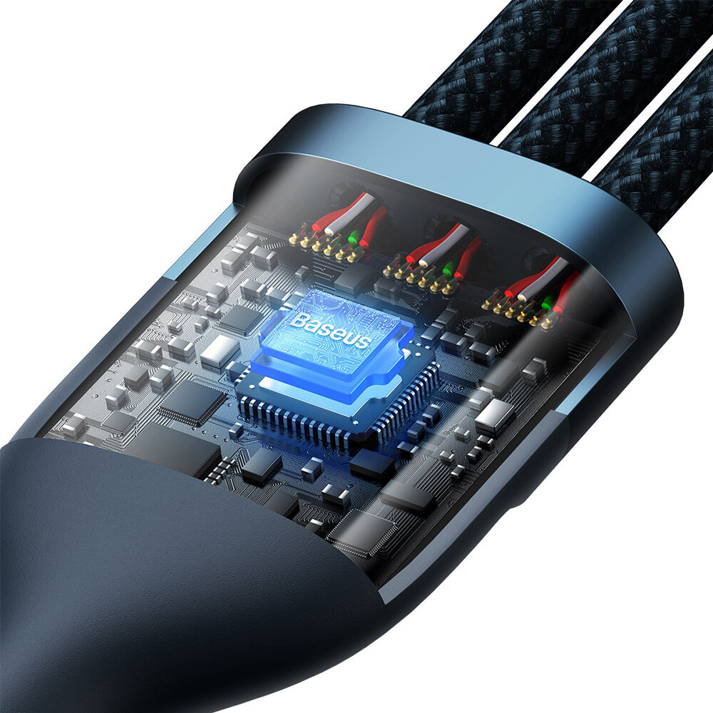 Zbliżenie na wnętrze wtyczki kabla z widocznym układem elektronicznym i napisem \'Baseus\' na niebieskim elemencie. Kabel ma plecioną, ciemnoniebieską osłonę.