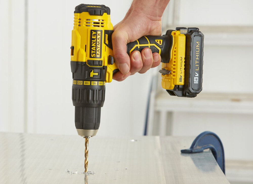 Wiertarko-wkrętarka STANLEY FatMax FMCK625D2A + zestaw bitów solidne niezawodne kompaktowe nowoczesny silnik bezszczotkowy duża odporność na przeciążenia prca na niskich obrotach z pełnym momentem obrotowy 61-sztukowy zestaw bitów