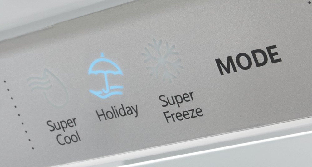 Panel sterowania z przyciskami: Super Cool, Holiday, Super Freeze oraz napis MODE. Ikona parasola przy napisie Holiday jest podświetlona na niebiesko.