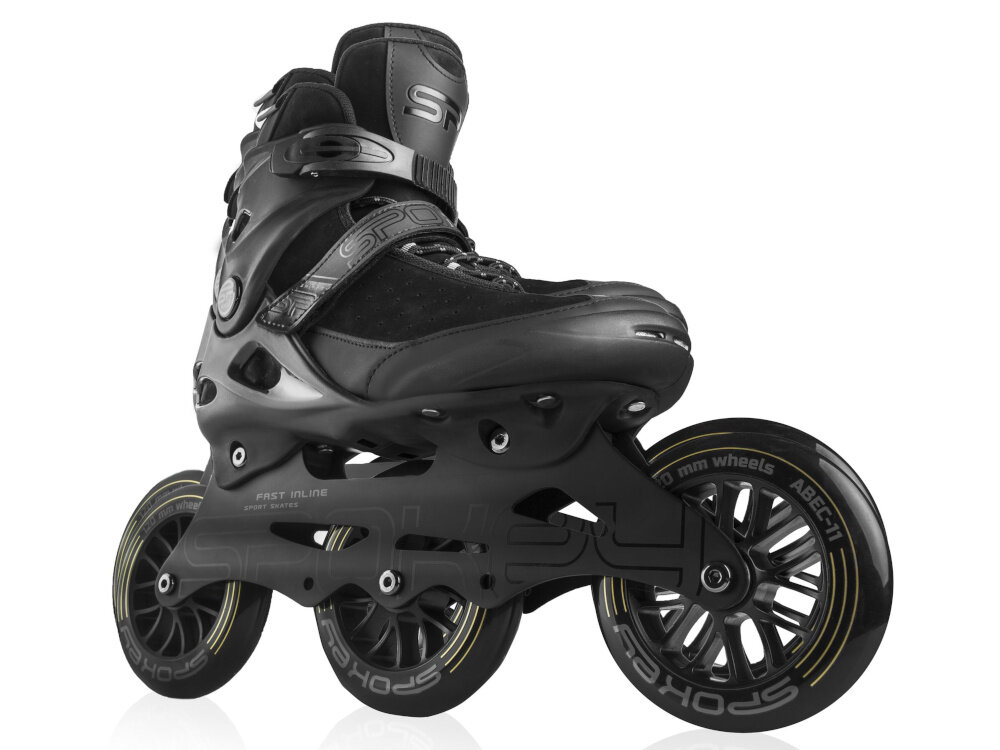 Czarne rolki z trzema dużymi kołami, posiadające napis \'SPOKEY\' na ramie i \'110 mm wheels ABEC 11\' na kołach. Widoczny jest również napis \'FAST INLINE\' na dolnej części ramy.