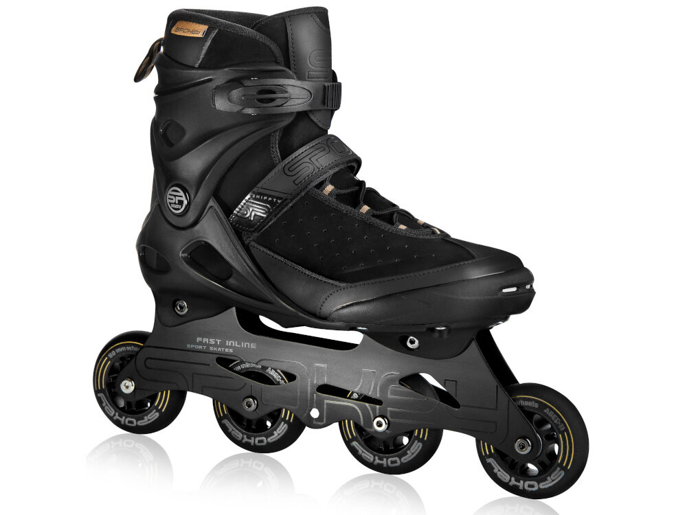 Czarne rolki z czterema kółkami, posiadające napis \'FAST INLINE SPORT SKATES\' na ramie. Widoczne logo SPOKEY na kółkach i zapięcie na klamrę oraz sznurowadła.