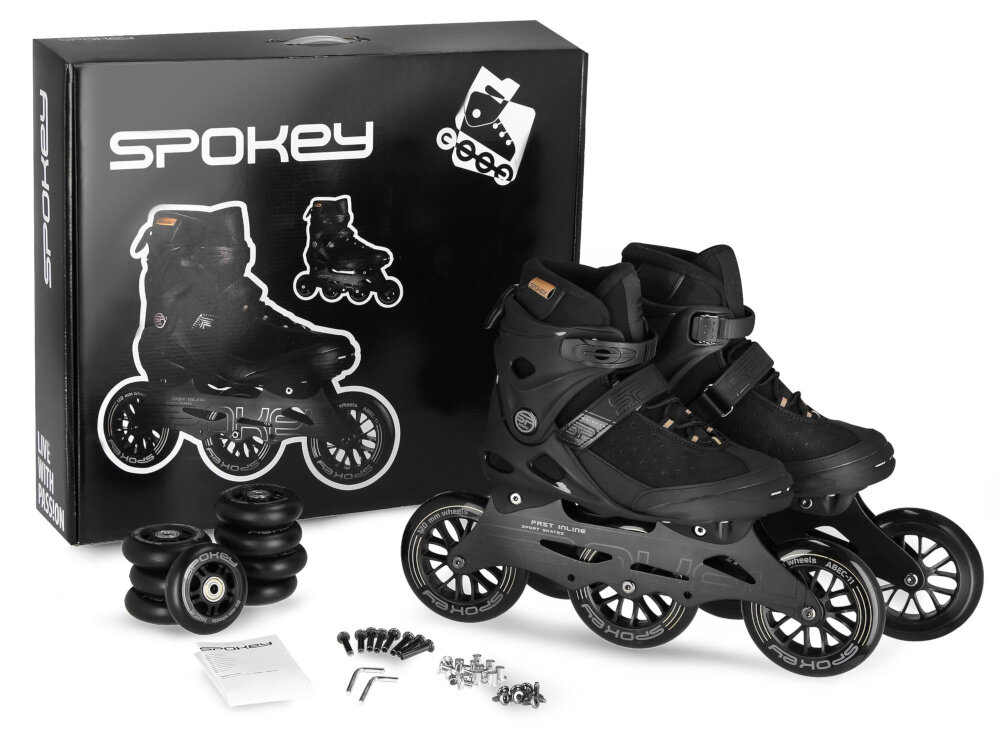 Na obrazie widoczne są czarne rolki z dużymi kołami, obok których znajduje się pudełko z napisem \'SPOKEY\'. Przed rolkami leżą dodatkowe koła, śruby oraz klucze montażowe.