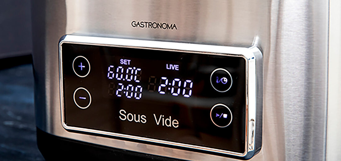 Panel sterowania urządzenia do gotowania Sous Vide z wyświetlaczem pokazującym ustawienia: SET 60.0°C, LIVE 2:00. Logo GASTRONOMA widoczne nad wyświetlaczem.
