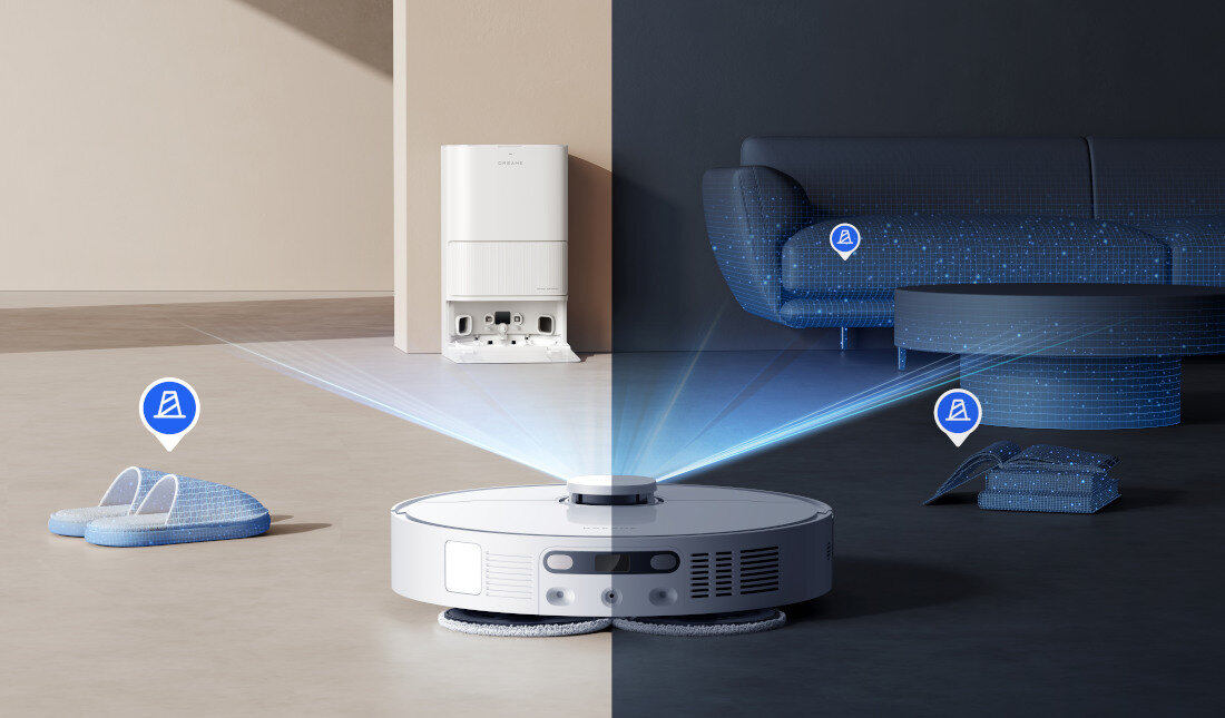 Na obrazie widoczny jest robot sprzątający z funkcją projekcji świetlnej, obok którego znajduje się stacja dokująca. W tle widać kanapę i kapcie, a na niektórych elementach znajdują się ikony z symbolem domu.
