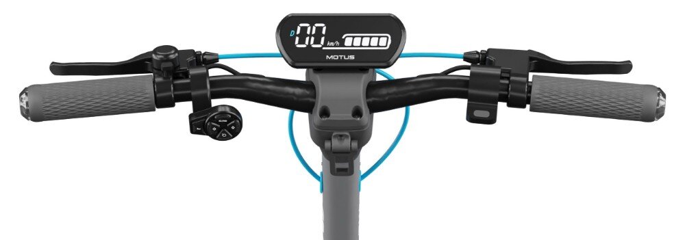Kierownica hulajnogi elektrycznej z wyświetlaczem pokazującym prędkość 0 km/h i poziom naładowania baterii. Na wyświetlaczu widoczny jest napis \'MOTUS\'.