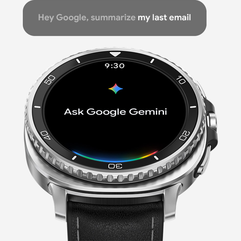 Lekko przechylony Galaxy Watch8 Classic z godziną 9:30, tekstem Zapytaj Google Gemini na ekranie. Nad urządzeniem znajduje się pole tekstowe, które wskazuje, że użytkownik korzysta z funkcji Google Gemini dostępnej w Galaxy Watch8 Classic. Pole tekstowe zawiera napis Hej Google, podsumuj mojego ostatniego e-maila. Logo Google Gemini. Na obrazie widoczny jest smartwatch z okrągłym wyświetlaczem, na którym znajduje się tekst \'Ask Google Gemini\'. Nad zegarkiem widnieje napis \'Hey Google, summarize my last email\'.
