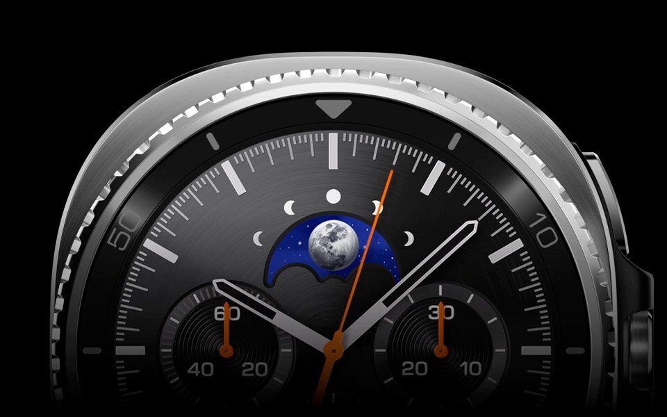 Zbliżenie Galaxy Watch8 Classic z naciskiem na obrotowy pierścień. Zbliżenie na tarczę zegarka z widocznymi wskazówkami i fazami księżyca. Tarcza ma czarny kolor z białymi i pomarańczowymi elementami oraz grafiką księżyca na niebieskim tle.