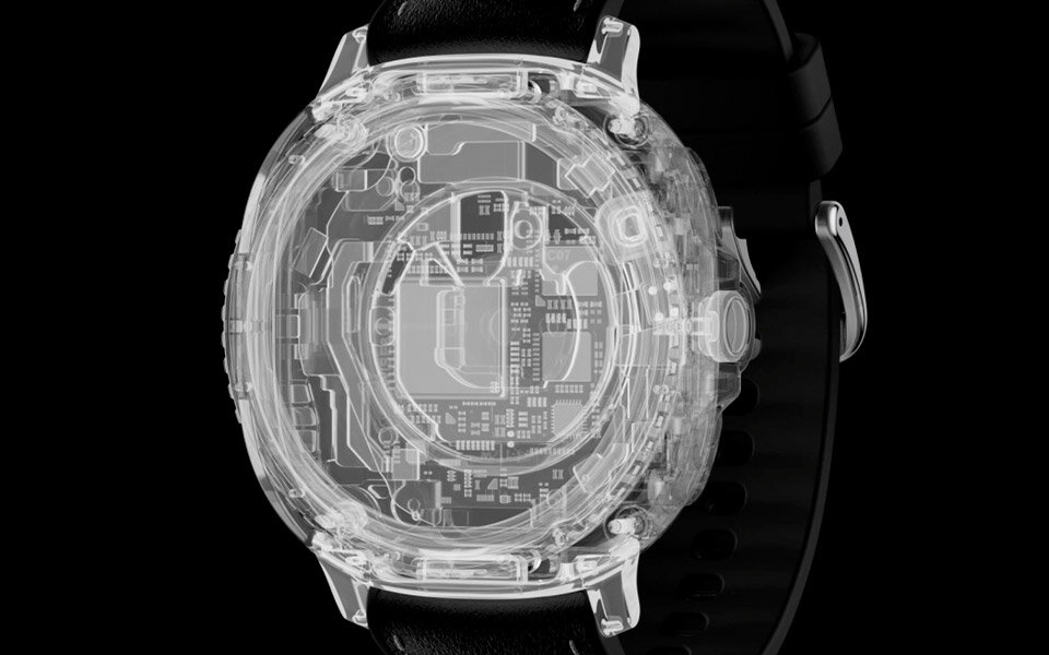 Pojawia się kwadratowy kształt z zaokrąglonymi rogami. Kwadrat zmienia się w Galaxy Watch8 Classic. Można zobaczyć sylwetkę. Pojawia się szkieletowy widok wnętrza. Urządzenie lekko przechyla się w lewo. Obraz przedstawia przezroczysty zegarek, ukazujący wewnętrzne komponenty elektroniczne. Pasek zegarka jest czarny.