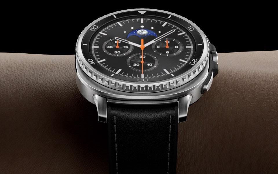 Tarcza smartwatcha Galaxy Watch8 Classic w trybie nocnym wydaje się wskazywać, że wyświetlacz jest wyraźnie widoczny w nocy. Reszta urządzenia pojawia się, a pasek smartwatcha zatrzaskuje się, aby wskazać ulepszony system Dynamic Lug. Tarcza smartwatcha zmienia się na tryb zwykły. Pojawia się nadgarstek, a Galaxy Watch8 Classic jest przymocowany do nadgarstka. Nadgarstek jest obracany, aby wskazać ulepszone dopasowanie systemu Dynamic Lug. Na zdjęciu widoczny jest smartwatch z okrągłą tarczą, czarnym paskiem i srebrną obudową. Tarcza zegarka ma trzy mniejsze tarcze i wskazówki w kolorze pomarańczowym.