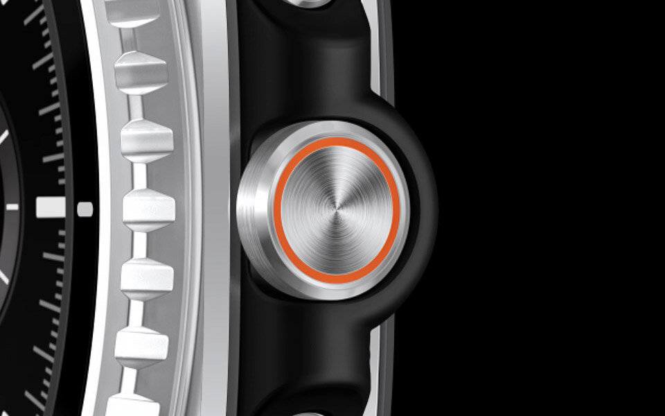Galaxy Watch8 Classic pokazuje widok z boku. Naciśnięto Szybki przycisk, a ekran zmienia się na tryb Trener biegania. Urządzenie powoli obraca się do przodu. Zbliżenie na metalowy przycisk z pomarańczowym akcentem na obudowie zegarka. Obok widoczna jest część tarczy z oznaczeniami godzinowymi.