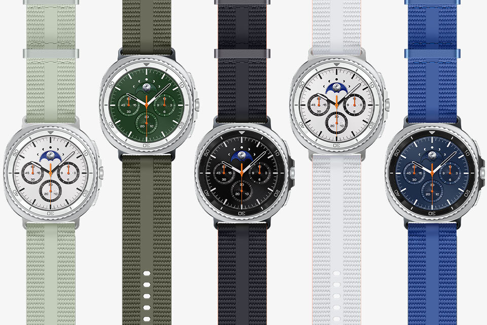 zobacz, jakie paski możesz dobrać w Media Expert do swojego Galaxy Watch8 Classic Pięć smartwatchy z okrągłymi tarczami i różnokolorowymi paskami: zielonym, oliwkowym, czarnym, białym i niebieskim. Każdy zegarek ma trzy małe tarcze wewnętrzne i ikonę księżyca na górze głównej tarczy.