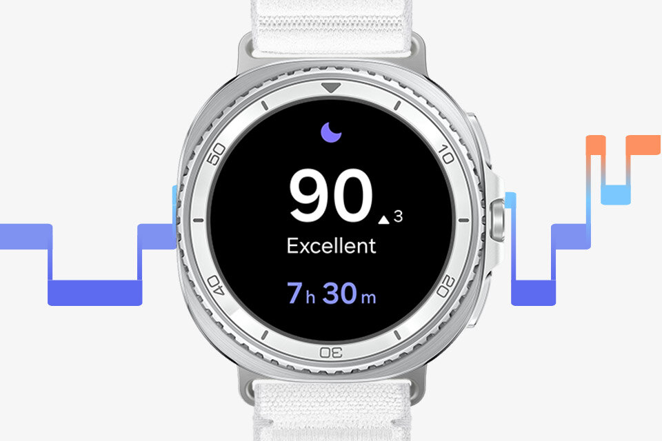 Tarcza pokazuje wynik śledzenia snu Smartwatch z okrągłym wyświetlaczem pokazuje wynik \'90 Excellent\' oraz czas \'7h 30m\'. Pasek zegarka jest biały, a wokół wyświetlacza widoczne są cyfry oznaczające minuty.