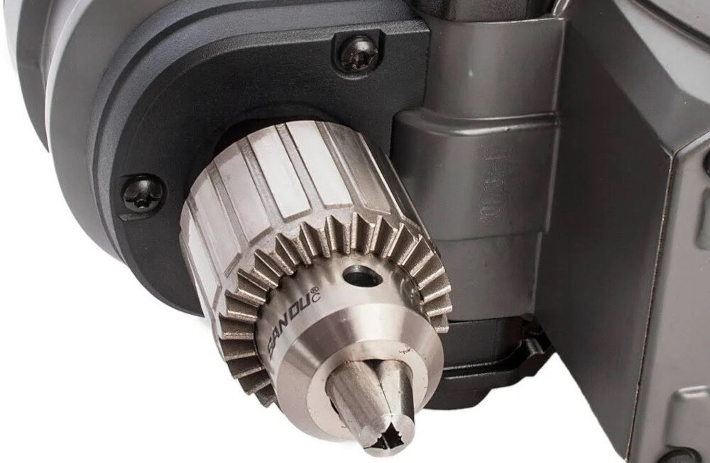 Wiertarka katowa DEWALT DCD460T2 dedykowana jest do najtrudniejszych prac budowlanych i ciesielskich