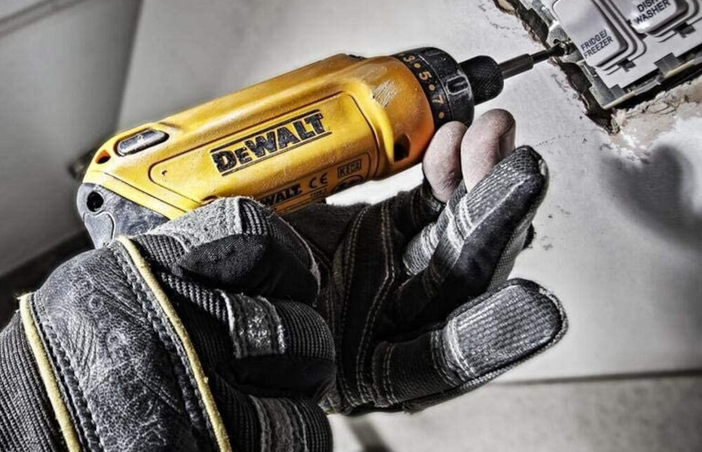 Wkrętak akumulatorowy DEWALT DCF680G2-QW trwałe i kompaktowe elektronarzędzie do użytku w profesjonalnych warsztatach w warunkach domowych