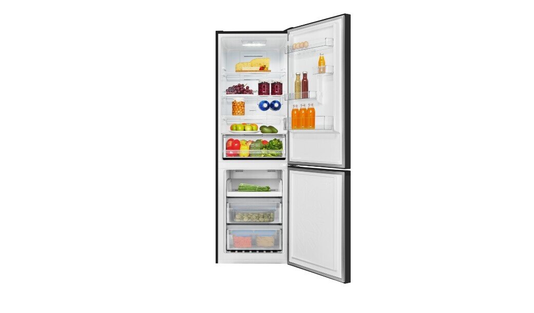 Otwarta czarna lodówka z widocznymi półkami wypełnionymi różnymi produktami spożywczymi, takimi jak owoce, napoje i warzywa. Dolna część lodówki zawiera zamrażarkę z przezroczystymi szufladami.