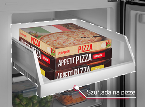Wnętrze lodówki z widoczną szufladą na pizzę, w której znajdują się trzy pudełka pizzy oznaczone jako \'PEPPERONI PIZZA\'. Na obrazie widoczny jest napis \'Szuflada na pizzę\'.
