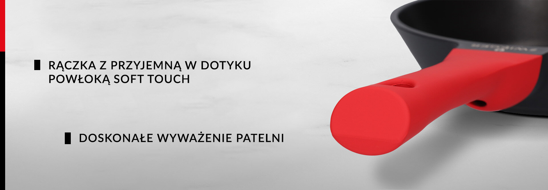 Obraz przedstawia patelnię z czerwoną rączką i czarną powierzchnią. Widoczny tekst: \'RĄCZKA Z PRZYJEMNĄ W DOTYKU POWŁOKĄ SOFT TOUCH\' oraz \'DOSKONAŁE WYWAŻENIE PATELNI\'.