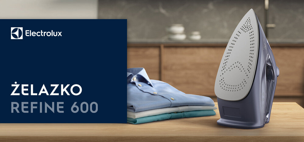 Na obrazie widoczne jest żelazko stojące pionowo na drewnianym blacie obok stosu złożonych koszul. Po lewej stronie znajduje się granatowy prostokąt z logo Electrolux oraz tekstem: \'ŻELAZKO REFINE 600\'.
