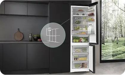 Czarna lodówka z otwartymi drzwiami, wypełniona różnymi produktami spożywczymi. Obok lodówki znajduje się okrągły diagram przedstawiający wnętrze urządzenia.