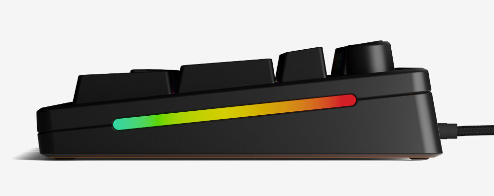 Czarna klawiatura mechaniczna z podświetleniem RGB na bocznej krawędzi, widoczna z profilu. Kabel wychodzi z tylnej części urządzenia.