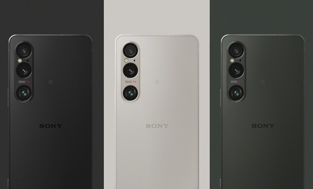 Trzy smartfony z widocznymi tylnymi aparatami, każdy w innym kolorze: czarnym, białym i ciemnozielonym. Na każdym z nich widoczne jest logo \'SONY\' oraz napis \'ZEISS T*\'.