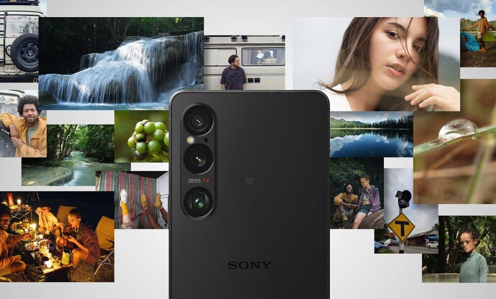 Na pierwszym planie widoczny jest tył smartfona z trzema obiektywami i logo \'SONY\'. W tle znajduje się kolaż zdjęć przedstawiających krajobrazy, ludzi i różne sceny z życia codziennego.