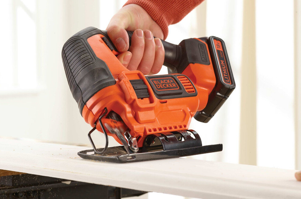 Wyrzynarka BLACK&DECKER BDCJS18N blokowany włącznik doskonała widocznośc lini cięcia regulacja kąta cięcia z blokadą w stopniach 0 22,5 45