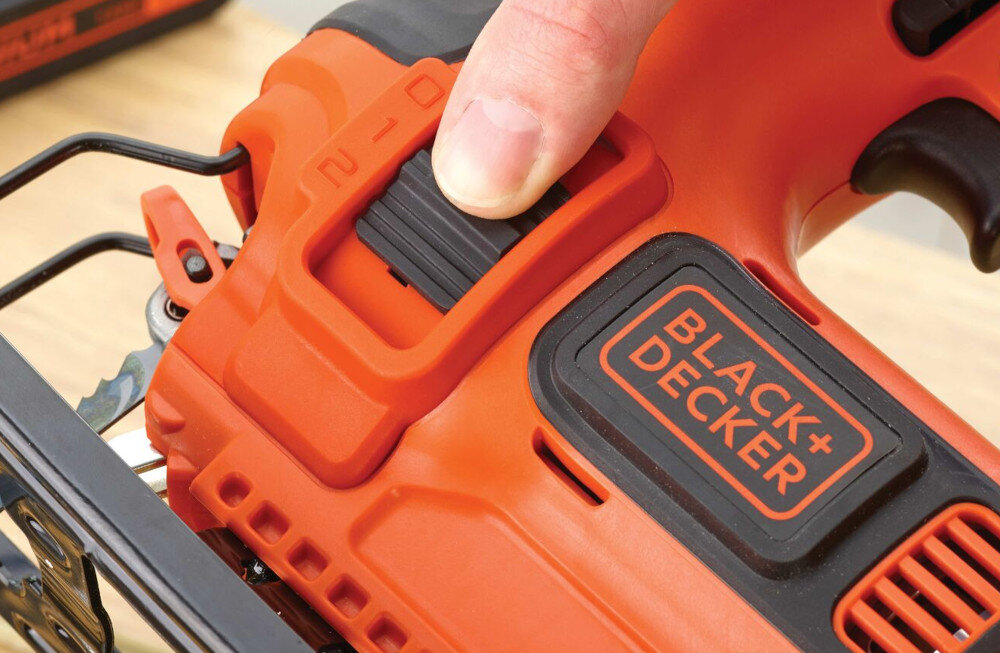Wyrzynarka BLACK&DECKER BDCJS18N 2-stopniowa regulacja skoku wahadłowego maksymalna prędkość brzeszczotu do 2500 skok/min długość skoku d 19 mm