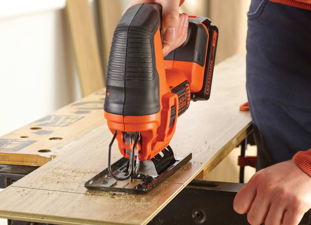 Wyrzynarka BLACK&DECKER BDCJS18 miękki uchwyt antypoślizgowy materiał ergonomiczny i kompaktowy uchwyt niewielkie rozmiary niska waga 2,2 kg