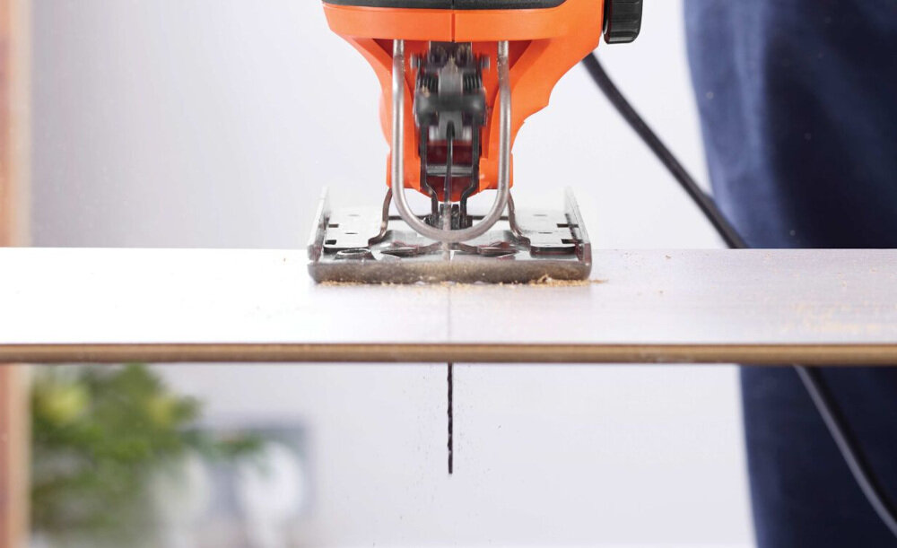 Wyrzynarka BLACK&DECKER KS801SE cięcie na maksymalną głębokość w drewnie do 80 mm w stali do 5 mm możliwość cięcia pod wybranym kątem 0 22,5 45 stopni brzeszczot porusza się ruchem wahadłowym osłona przeciwodpryskowa